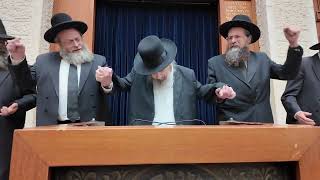 🎼ההכנה הליטאית לשבועות בריקוד סוער במיר ברכפלד: המנהיג הרב לנדו עם ראשי ובני הישיבה בריקוד סוער