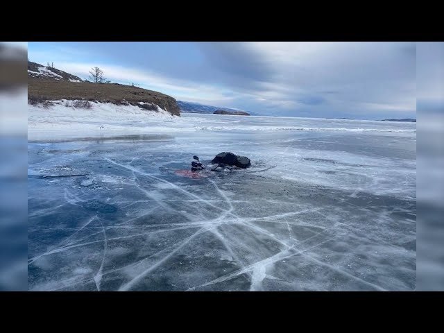 На Байкале квадроцикл провалился под лед
