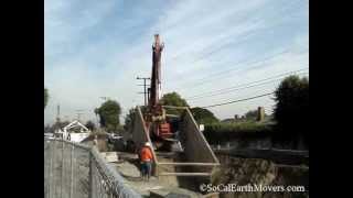 KOEHRING 1066E pulling out trench box