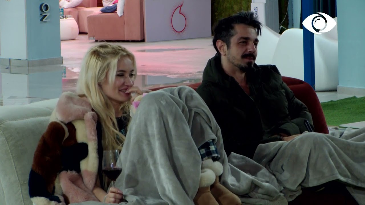 Ma këpute shpirtin/ Dea përlotet ndërkohe gjatë filmit