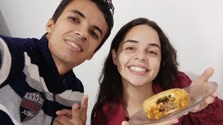 PEDIMOS UM LANCHE ARTESANAL PARA EXPERIMENTAR-E O RESULTADO FOI...VLOG STELA E SILAS