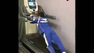 Download lagu Pemuda Ini ditertawakan Temannya Karena Celananya Melorot... mp3