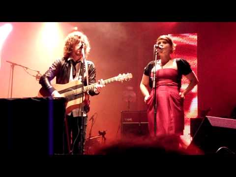 Julien Doré and The Bash & Mélanie Pain - The wall