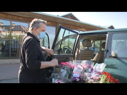 Miguel Bosé, con un aspecto descuidado, reaparece tras sus últimas polémicas