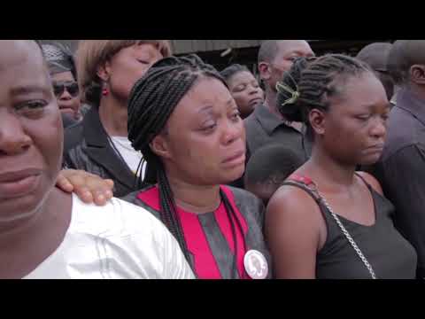 喀麥隆學校襲擊中遇害的兒童被埋葬 (Children killed in Cameroon school attack buried)