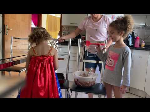 Maitê e Betina fazendo bolo de chocolate super saudável!❤️