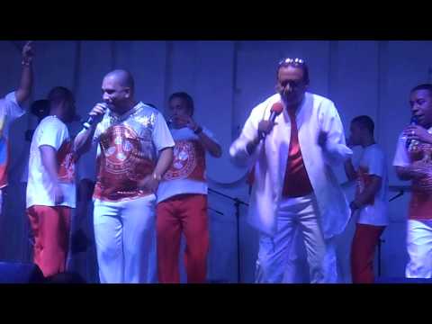 Rico Medeiros canta o samba de 1978 do Salgueiro na quadra