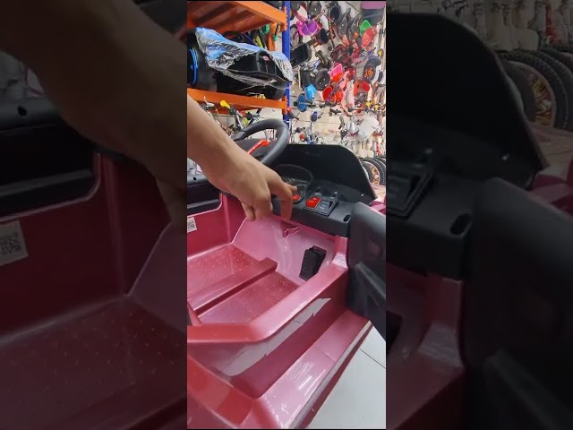 سيارة كهربائية للأطفال مصممة لركوب 12V  مناسبة من عمر 2 إلى 5 سنوات بجهاز تحكم عن بعد ودواسة داخلية CAR1