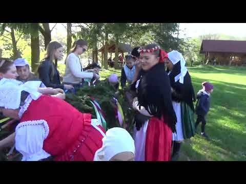 Aktuality / Stavanie 1. mája v obci - video