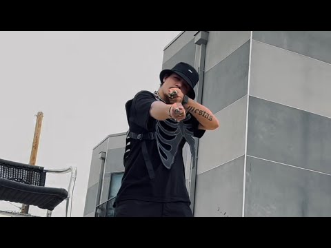 (OFFICIAL MUSIC VIDEO) Llama (Prod. Üjuajua)