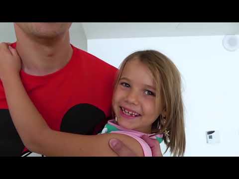 Катя и Макс играют в русалку