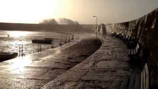 preview picture of video 'High tide & storm on the Cobb at Lyme Regis'