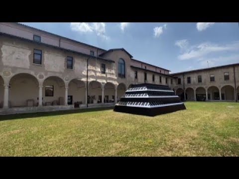 Isgrò a Brescia: le cancellature, la tecnologia e la storia