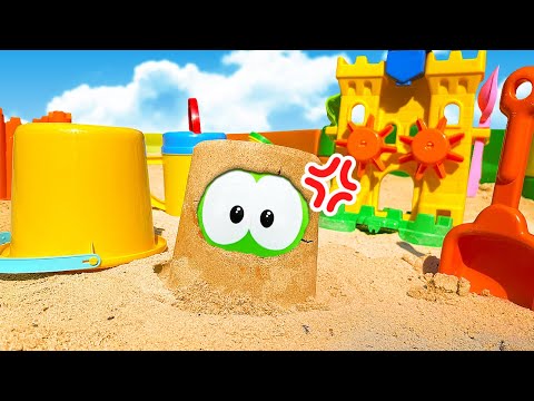 Ам Ням и прятки в песочнице! Игры и развивающее видео про игрушки Om Nom