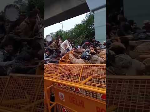 दिल्ली पुलिस को अपशब्द बोलते हुए तथा हिंसा करते हुए जेहादी ! दिल्ली पुलिस को अपशब्द बोलते हुए तथा हिंसा करते हुए जेहादी !