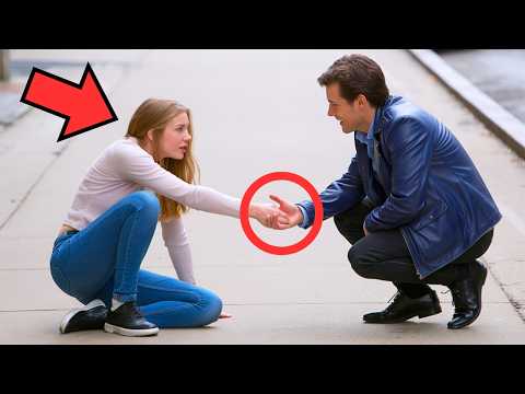 MUJER TROPEZÓ EN LA BANQUETA… ¡SIN SABER QUE LA PERSONA QUE LA AYUDÓ ERA EL AMOR DE SU VIDA!