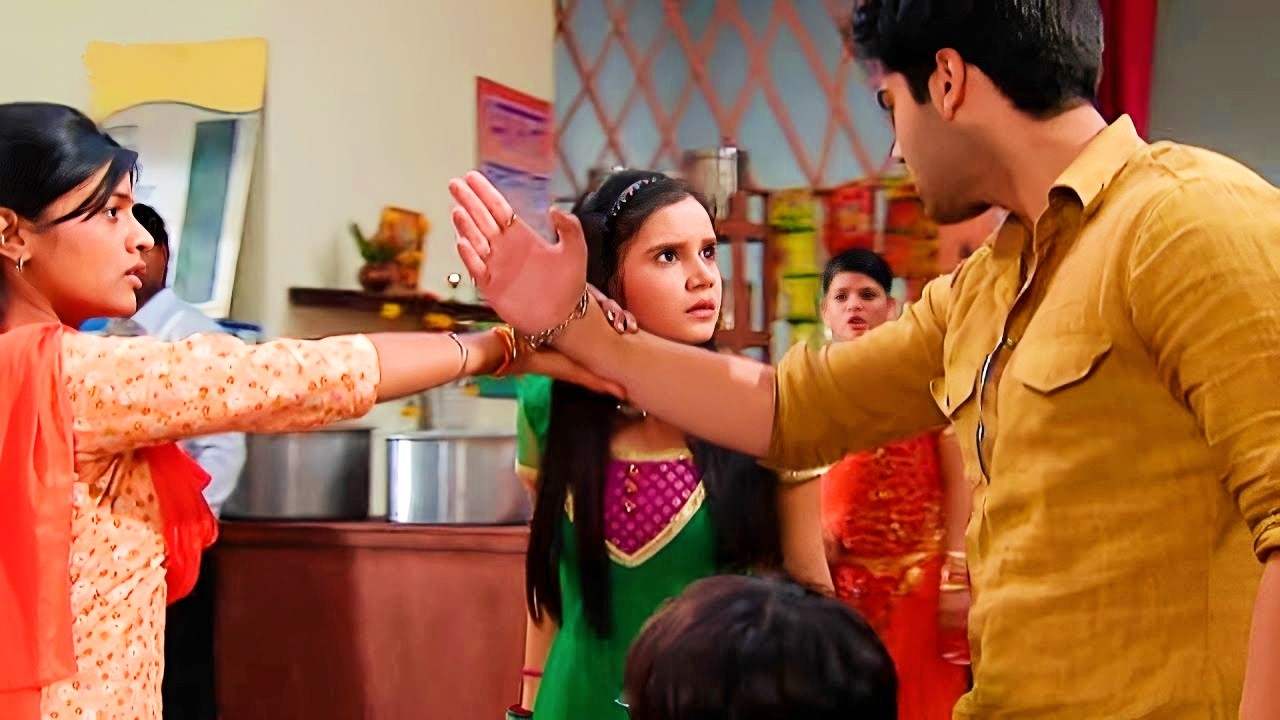 Sabke Samne Pinke Ne Kaha Krishna Ko BAZAARU | Afsar Bitiya | Drama Scene