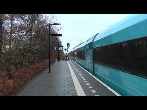 RE1 richting Leeuwarden raast door station Hurdegaryp