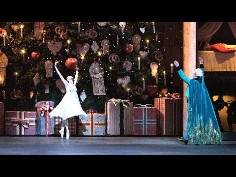The Nutcracker - Christmas Tree Transformation (The Royal Ballet)