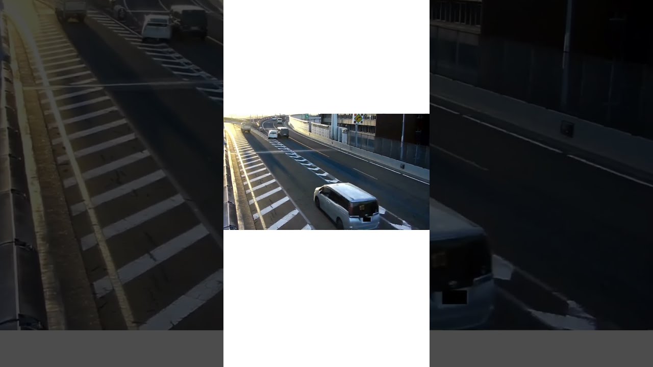 首都高で中央分離帯に衝突してひっくり返るプリウスミサイル#shorts