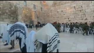 חיילי גולני מתפללים יחד להחלמת חבריהם הפצועים