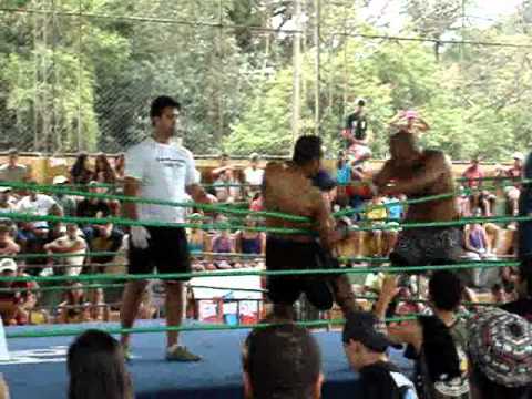 Brasileiro Muay Thai Hélcio Pujol vs Fábio Reis.wmv
