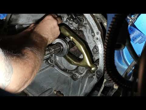 Jeep 4.0 engine rebuild: PART 40, install new throw out bearing, clutch fork and pivot ball