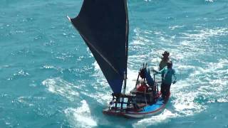 preview picture of video 'pecem fishing boats surfing back to the beach pescadores'