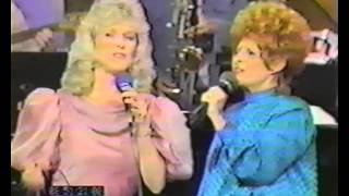 Brenda Lee and Connie Smith sings Jambalaya