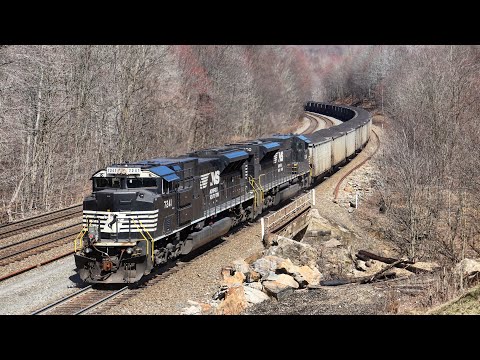 FULL THROTTLE! GE & EMD Locomotives Power 15,000 Ton Loaded Coal Train Over The Allegheny Mountains!