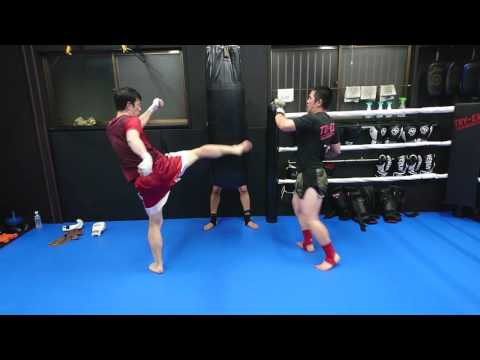 サンドバッグ蹴り込み練習①