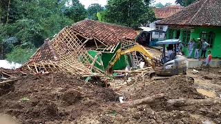 preview picture of video 'Bencana longsor Desa Mungkaldatar Kecamatan Ciniru Kabupaten Kuningan tanggal 20 februari 2018'