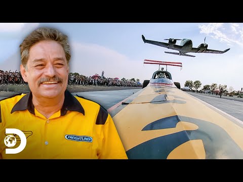 Martín Vaca competes with his dragster against an airplane | Mexicánicos | Discovery Latin America