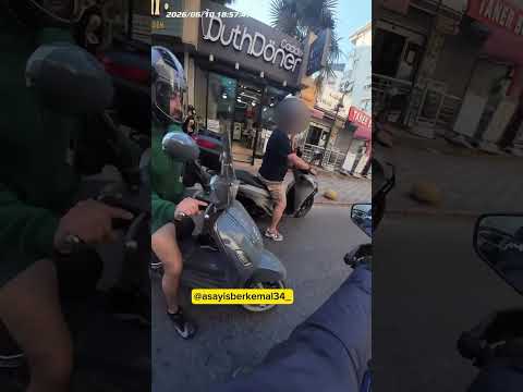 Kadıköy'de ters şeritten gelen motosikletli kendisini uyaran motosiklet sürücüsüne tepki gösterdi.