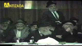 ניגון שמחה מקלימוביץ' בהתוועדות הרבי מליובאוויטש - התמונה מוצגת ישירות מתוך אתר האינטרנט יוטיוב. זכויות היוצרים בתמונה שייכות ליוצרה. קישור קרדיט למקור התוכן נמצא בתוך דף הסרטון