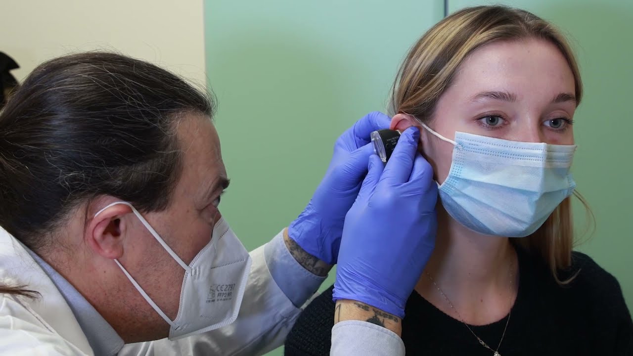 Il tappo di cerume: perché si forma e come rimuoverlo