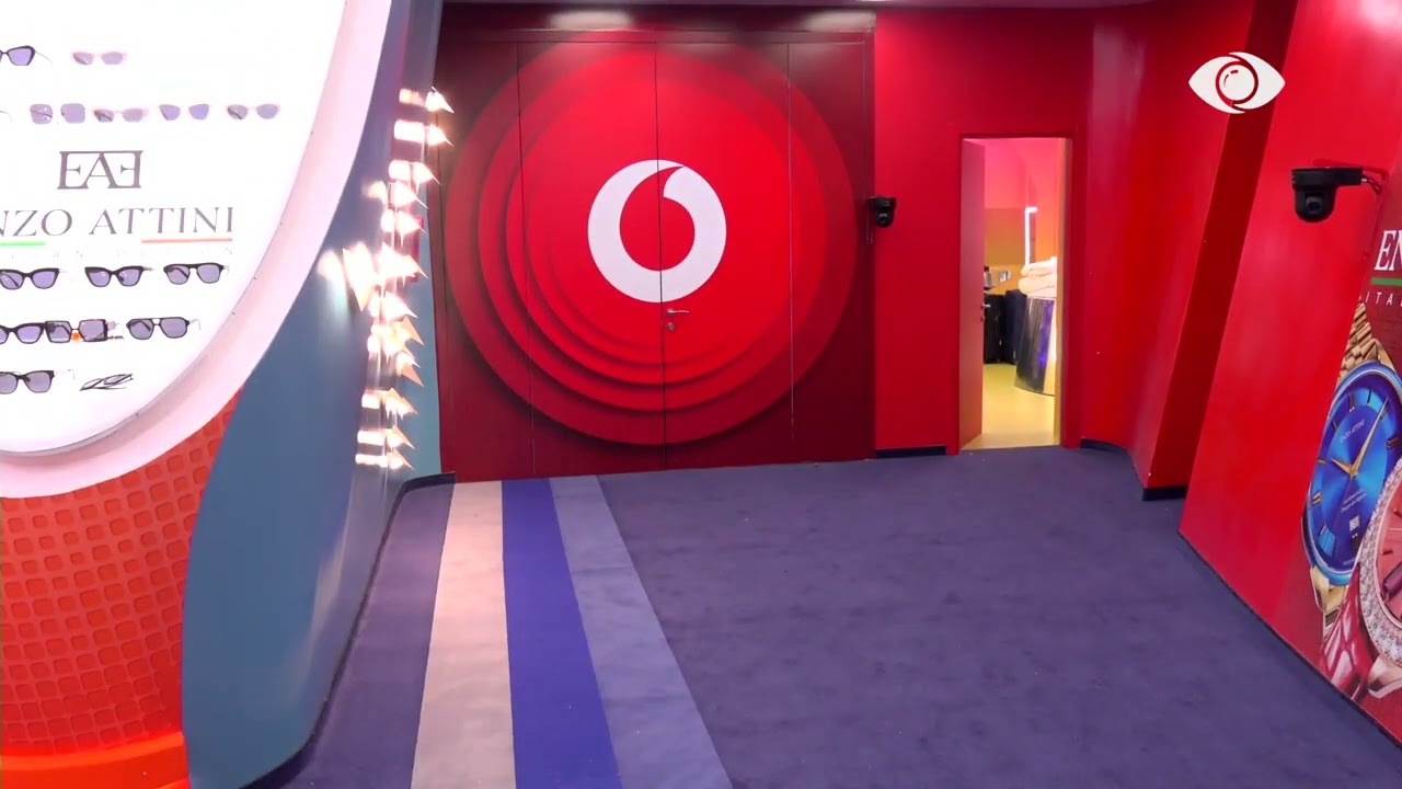 Pse më ngacmon…/ Mateo 'mbulon' me puthje Brikenën