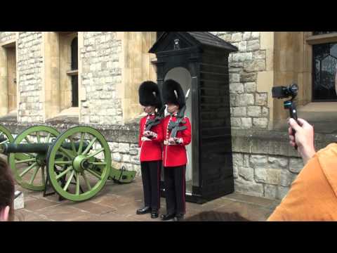 Humour anglais pendant le changement de garde à la tour de Londres