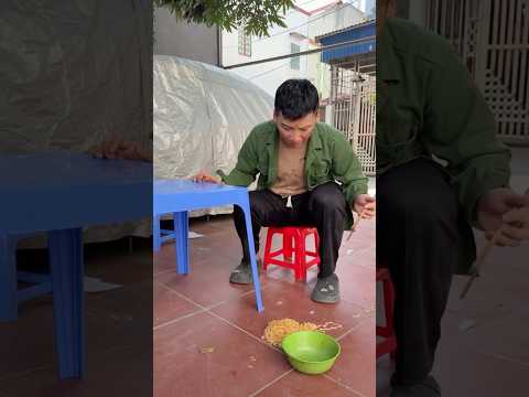 Hạt Tiêu ngăn cản Người Ăn Xin Tàn Tật ăn bát mì bẩn của chủ quán #hattieu #trungchuoi