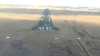 preview picture of video 'Crosswind landing Beech Duchess'