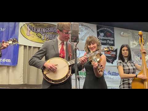 Shuckin' The 🌽  / Tennessee Bluegrass Band