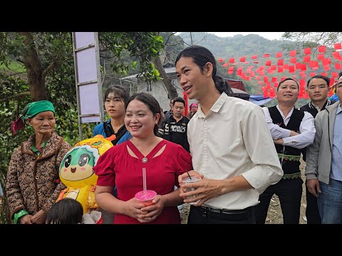 The single mother and fisherman, with radiant smiles on their faces, are enjoying the competition.