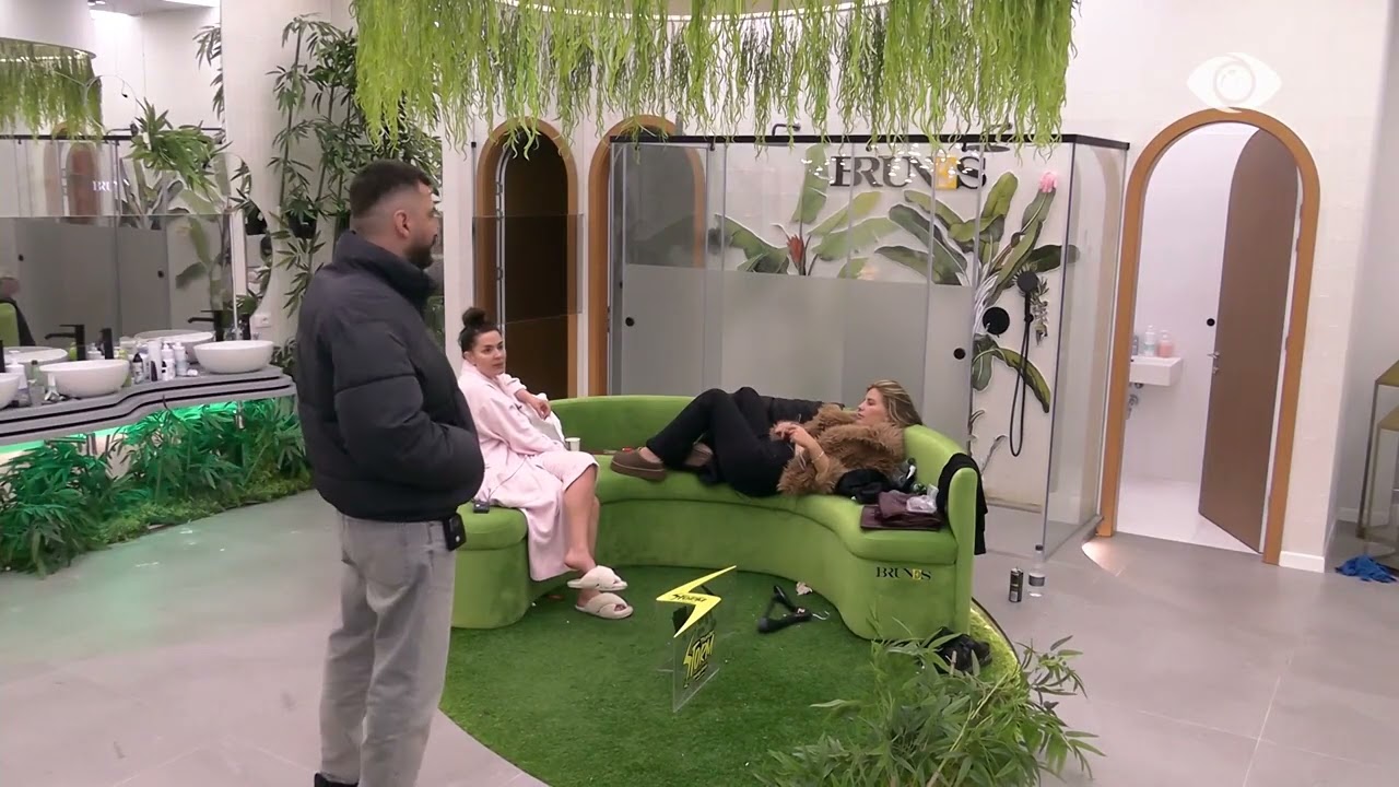 “Hajde o birraxhi…”/ Kelly fton Vserlon në banjo, ndërhyn Rozana