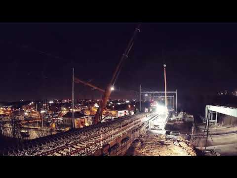 Snášení nosné konstrukce mostu na trati Praha-Vysočany – Mstětice