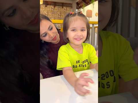 Vedika ko Amaira didi ne chocolate di ☺️☺️