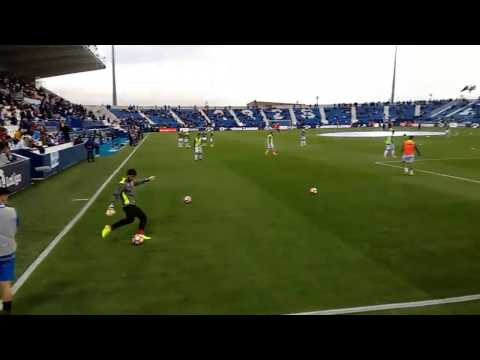 Nereo Champagne e Iago Herrerín calientan antes del CD Leganés - UD Las Palmas