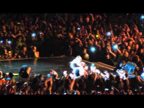 Beyonce pulled off stage by fan