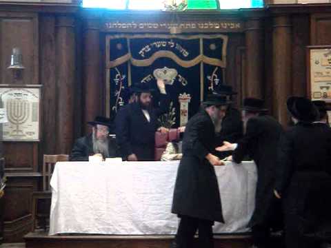 tosher rebbe in yashiva by the siyem