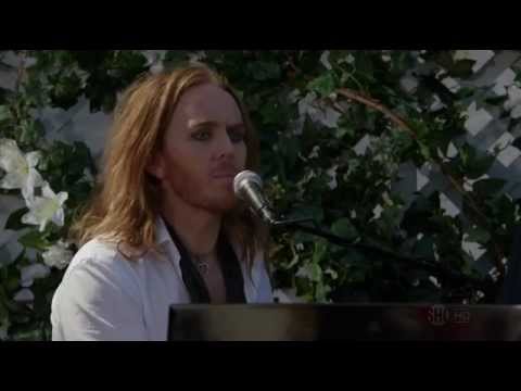 Tim Minchin singing "Shine a Light"  Californication 06x03