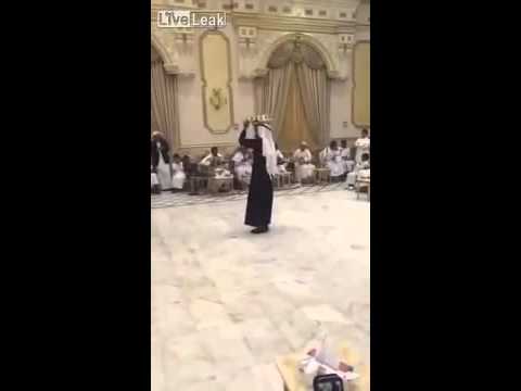 خادم يتسبب في كارثة بحفل في السعودية